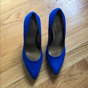 BCBG Never worn, cobalt blue, suede pumps 3.5 in